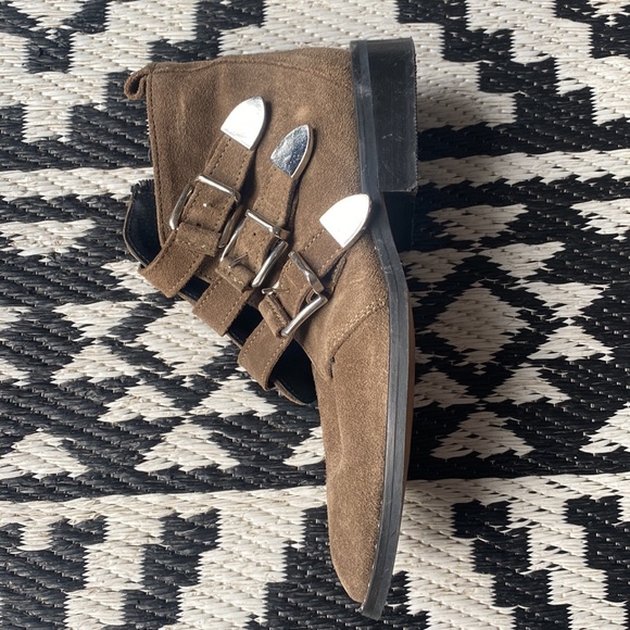 Beautiful and chic real suede booties. - Picture 3 of 6